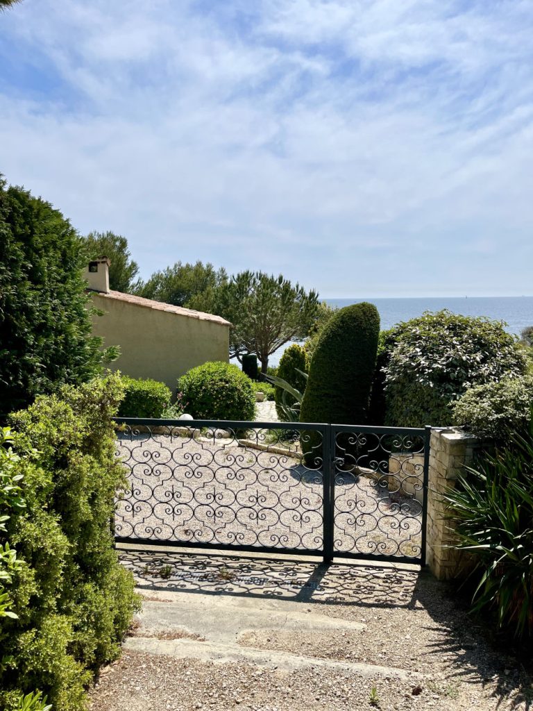 Location maison de vacances située à Carry le Rouet en Provence (à coté de Marseille). Maison simple et chaleureuse, belle vue mer, piscine, plage à 2 min à pied. La maison est composée de 4 chambres chacune pour 2 personnes et 2 salles de bains, d’un grand salon salle à manger, 1 petite cuisine, 1 espace repas couvert à l’extérieur. Elle est idéale pour 8 personnes.