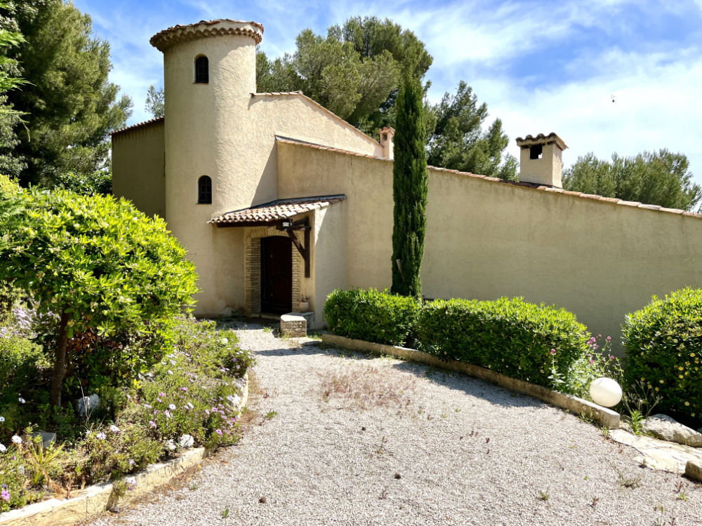 Location maison de vacances située à Carry le Rouet en Provence (à coté de Marseille). Maison simple et chaleureuse, belle vue mer, piscine, plage à 2 min à pied. La maison est composée de 4 chambres chacune pour 2 personnes et 2 salles de bains, d’un grand salon salle à manger, 1 petite cuisine, 1 espace repas couvert à l’extérieur. Elle est idéale pour 8 personnes.