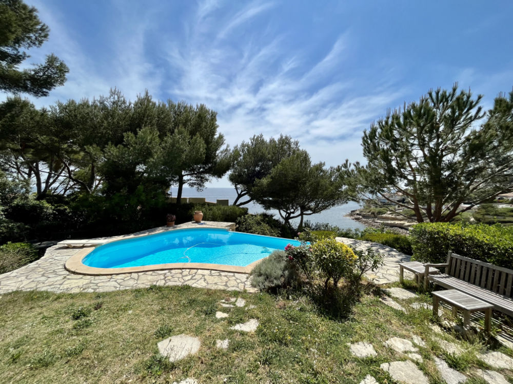 Location maison de vacances située à Carry le Rouet en Provence (à coté de Marseille). Maison simple et chaleureuse, belle vue mer, piscine, plage à 2 min à pied. La maison est composée de 4 chambres chacune pour 2 personnes et 2 salles de bains, d’un grand salon salle à manger, 1 petite cuisine, 1 espace repas couvert à l’extérieur. Elle est idéale pour 8 personnes.