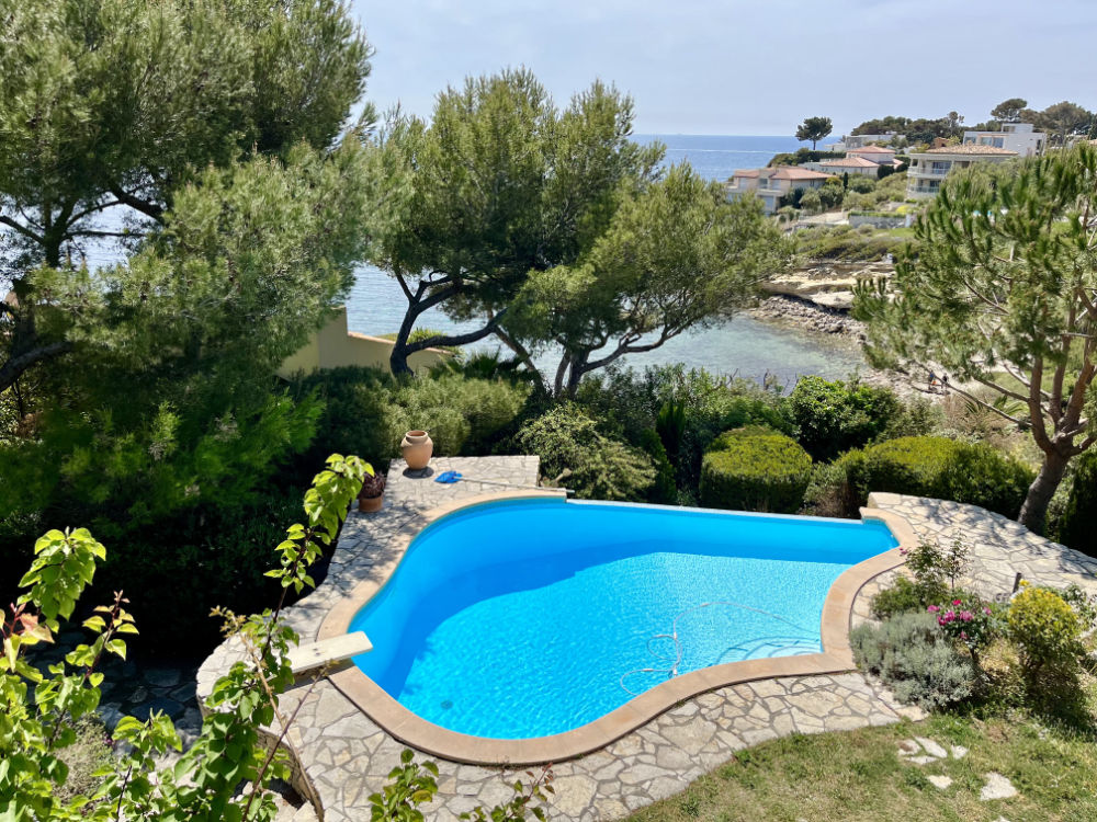 Location maison de vacances située à Carry le Rouet en Provence (à coté de Marseille). Maison simple et chaleureuse, belle vue mer, piscine, plage à 2 min à pied. La maison est composée de 4 chambres chacune pour 2 personnes et 2 salles de bains, d’un grand salon salle à manger, 1 petite cuisine, 1 espace repas couvert à l’extérieur. Elle est idéale pour 8 personnes.