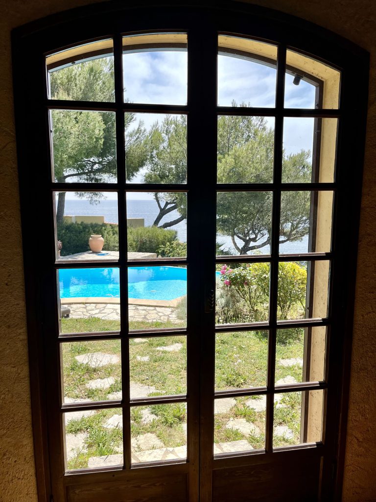 Location maison de vacances située à Carry le Rouet en Provence (à coté de Marseille). Maison simple et chaleureuse, belle vue mer, piscine, plage à 2 min à pied. La maison est composée de 4 chambres chacune pour 2 personnes et 2 salles de bains, d’un grand salon salle à manger, 1 petite cuisine, 1 espace repas couvert à l’extérieur. Elle est idéale pour 8 personnes.